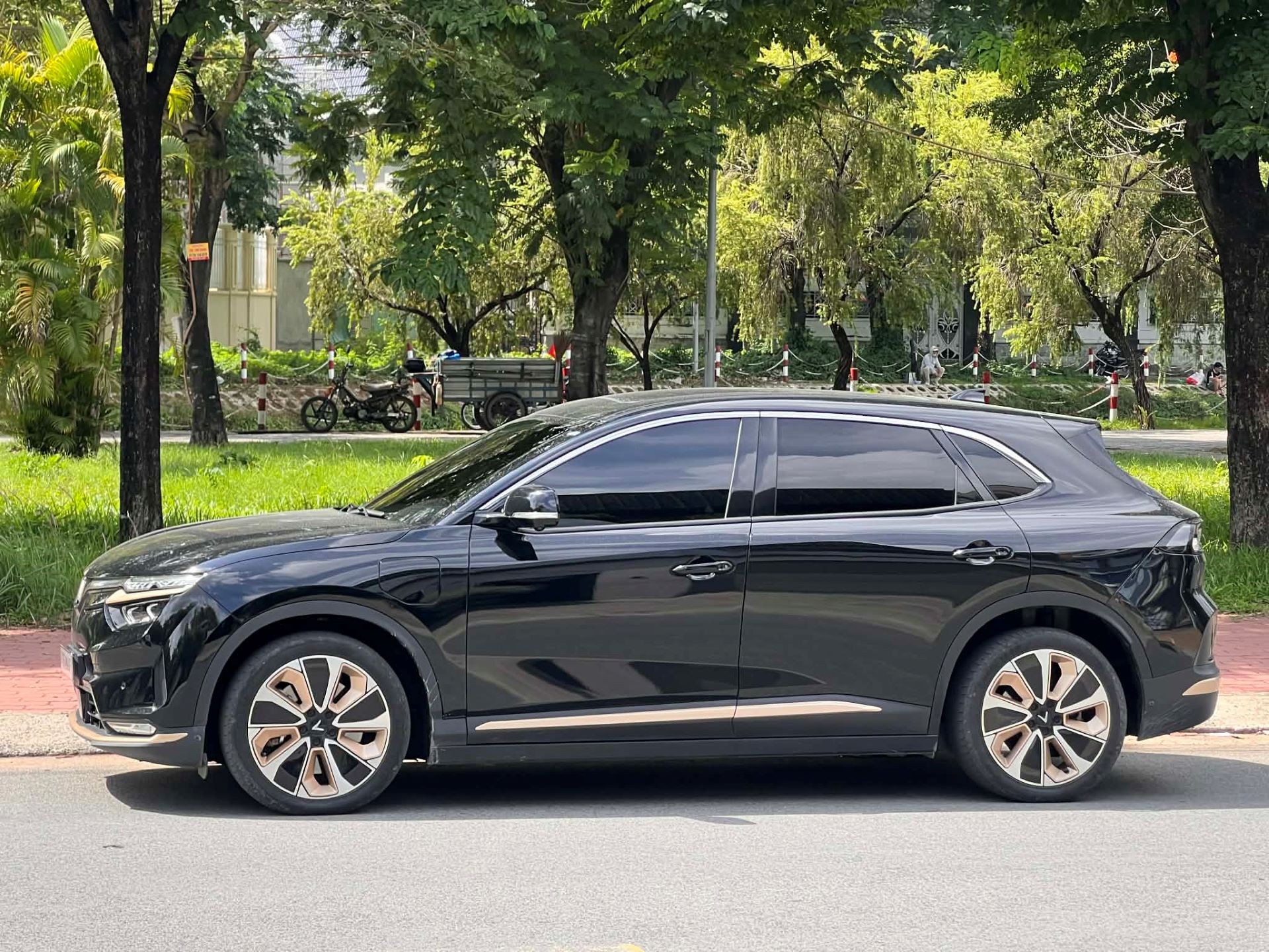 Chủ xe VinFast VF 8 chia sẻ sau 40.000 km: “Xe mạnh, sạc 0 đồng và dịch vụ hậu mãi 5 sao không có gì để chê”