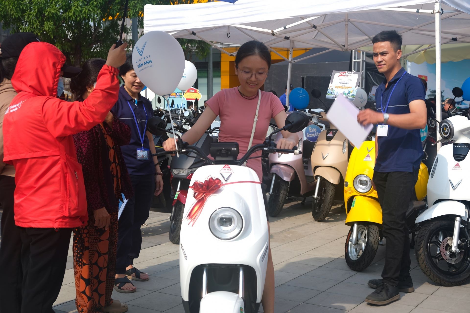 Từ Tây Nguyên đến Nam Bộ, người dân nô nức “đổi xăng lấy điện” ngày gần Tết