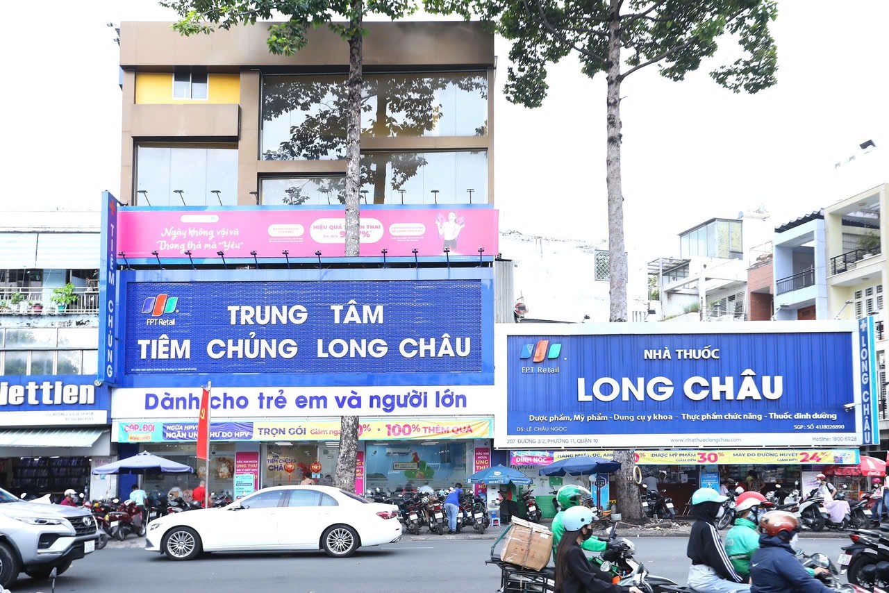 FRT lãi hơn 825 tỷ đồng nhưng dòng tiền kinh doanh âm 2.600 tỷ, tồn kho gần 15.000 tỷ đồng